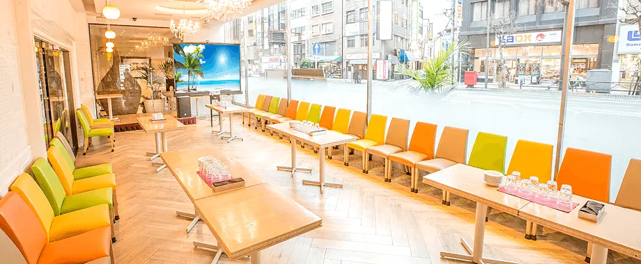 半立食スタイルもお任せください。明るい店内で交流しやすい◎