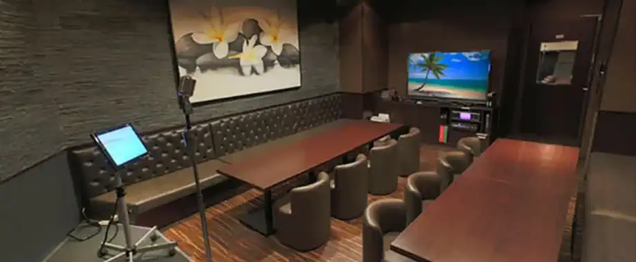 80インチプロジェクターとステージ付きのパーティールーム