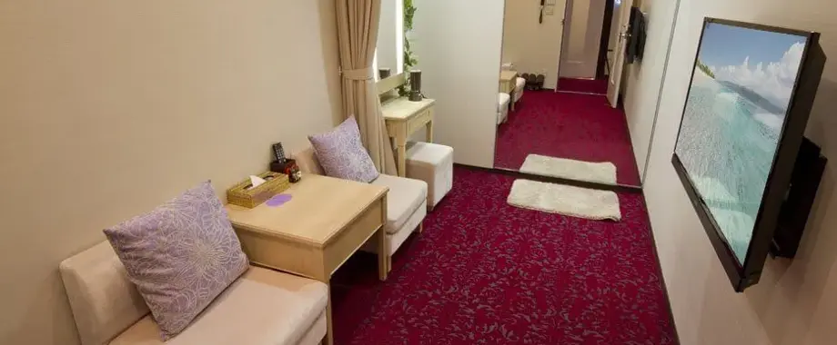 ソファースペースもあり、ゆったり座りたい方にもオススメ！バーカウンターにはセルフコーナーもあります。