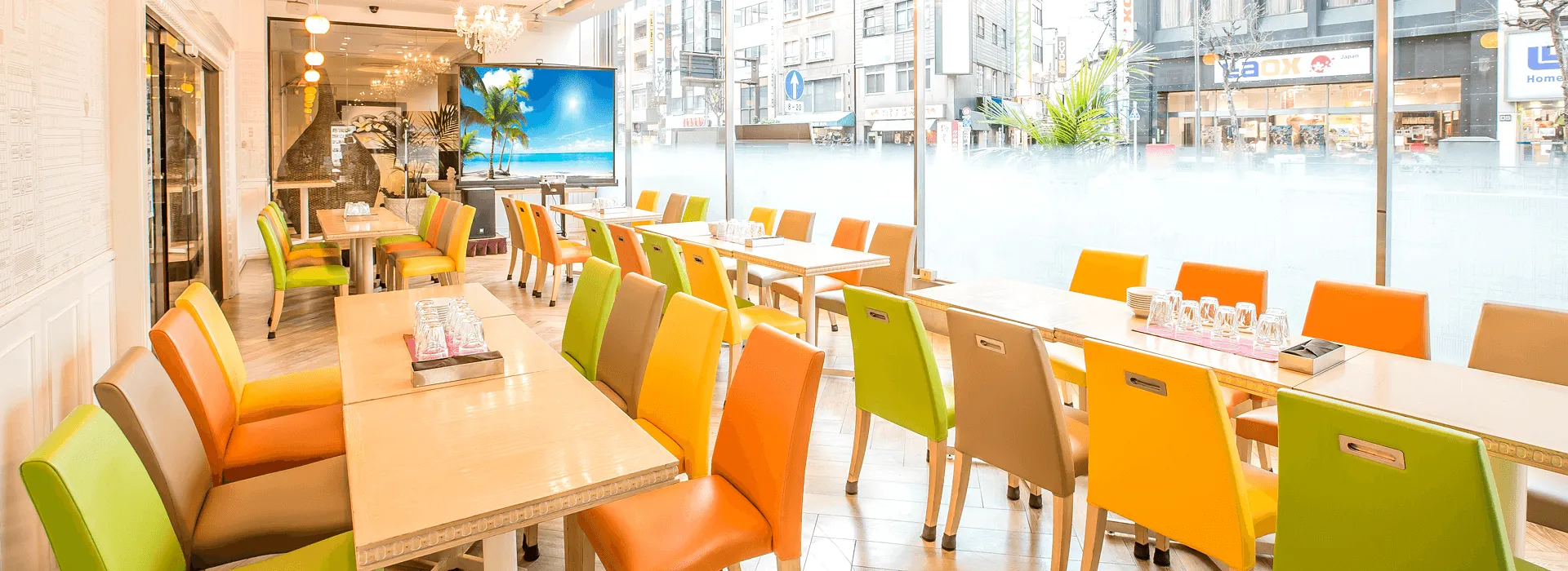 ハニトーカフェ秋葉原店 大きな窓が特徴のカジュアルなカフェスペース。