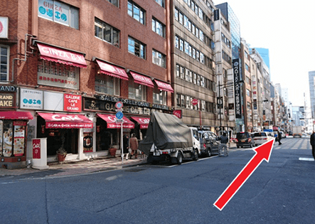 1分ほど直進していただきますと右手に「CAFE GINZA」が見えてきます。こちらの交差点を右折し、直進してください。