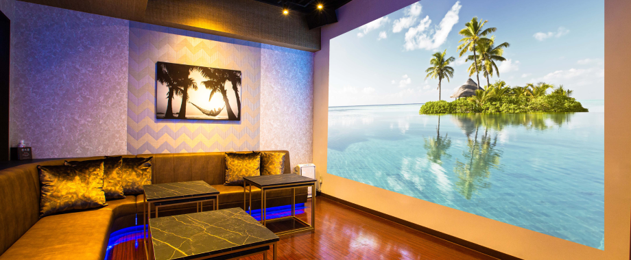 最大180インチの特大スクリーン保有！1ランク上の素敵な部屋で大切な人との特別な時間をお過ごしください。