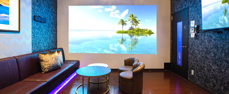 専用の冷蔵庫やプロジェクター完備