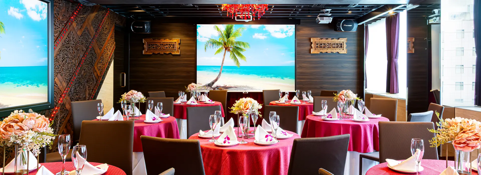 大画面スクリーンで大迫力の映像をお楽しみいただけます！