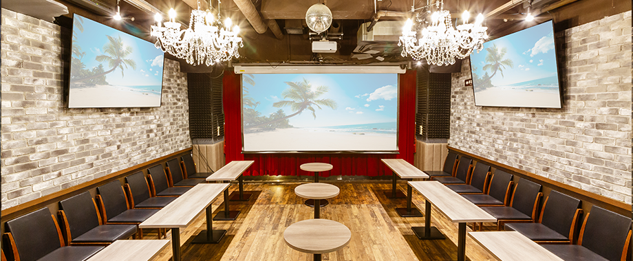 150インチの特大スクリーンと液晶モニターを4台配置