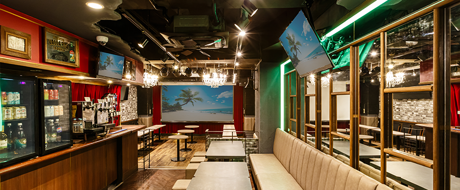 ソファースペースもあり、ゆったり座りたい方にもオススメ！バーカウンターにはセルフコーナーもあります。