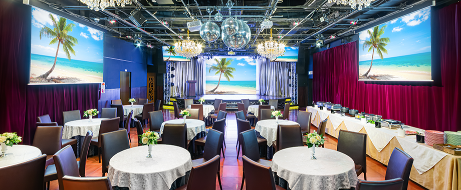 横幅8.5m　奥行4m　高さ60㎝の大型ステージを完備。