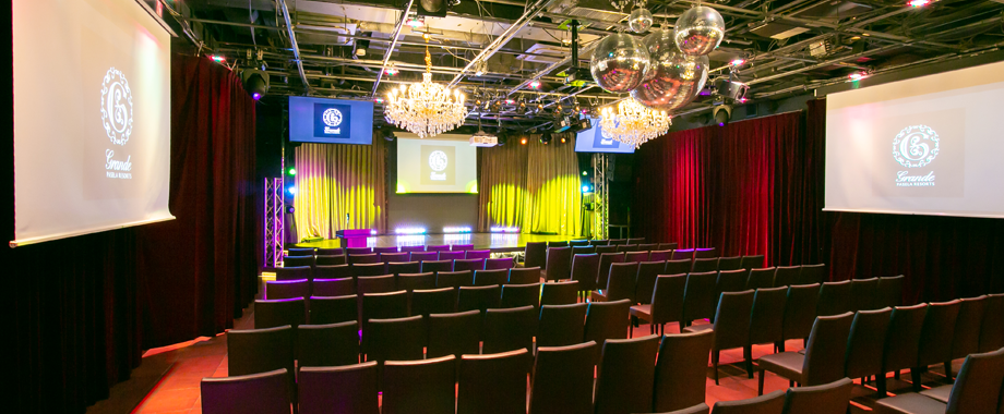 140インチ大型スクリーン3面、58インチモニター3面の全6画面完備