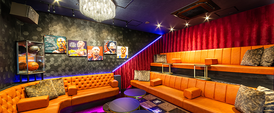 140インチ大型スクリーン3面、58インチモニター3面の全6画面完備