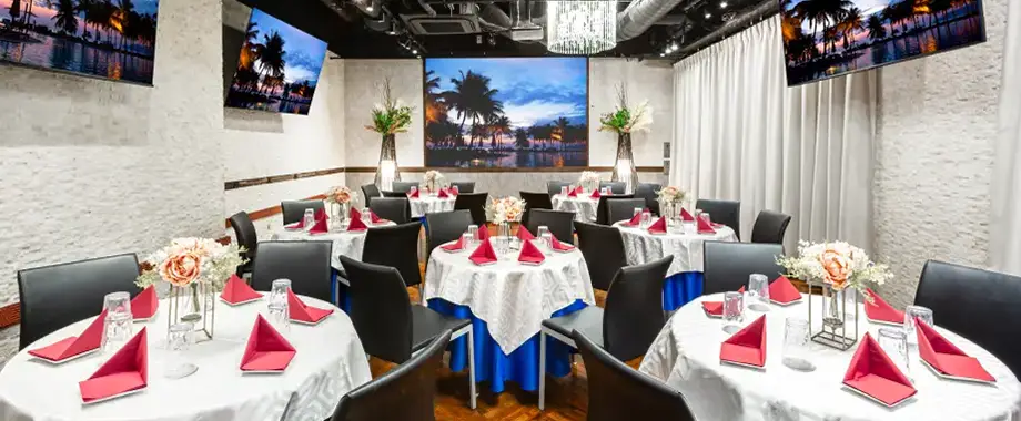 150インチの特大スクリーンと液晶モニターを4台配置