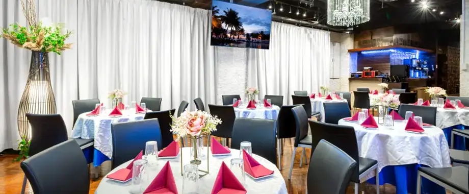 ソファースペースもあり、ゆったり座りたい方にもオススメ！バーカウンターにはセルフコーナーもあります。