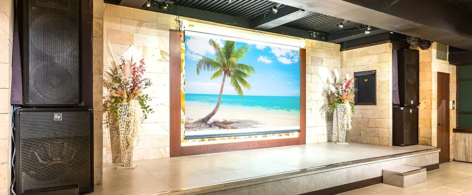 照明設備を調整することで、会場の雰囲気もガラッと変わります。