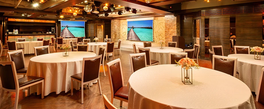 照明設備を調整することで、会場の雰囲気もガラッと変わります。