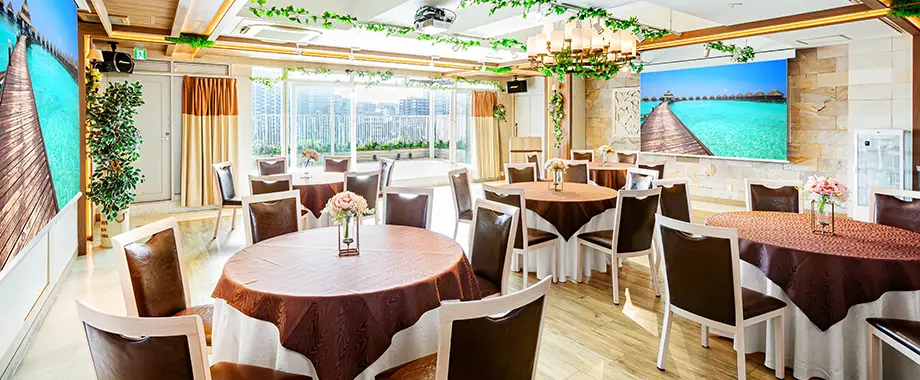 テラス付きのため、昼間は外光が入り明るい会場。