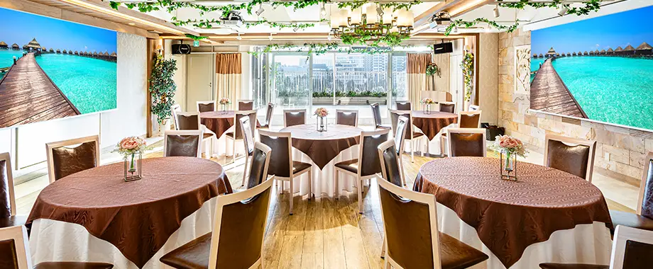 バリ直輸入のレリーフをアクセントに、白を基調にした会場。