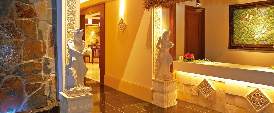 本格バリリゾートをイメージした華やかな空間