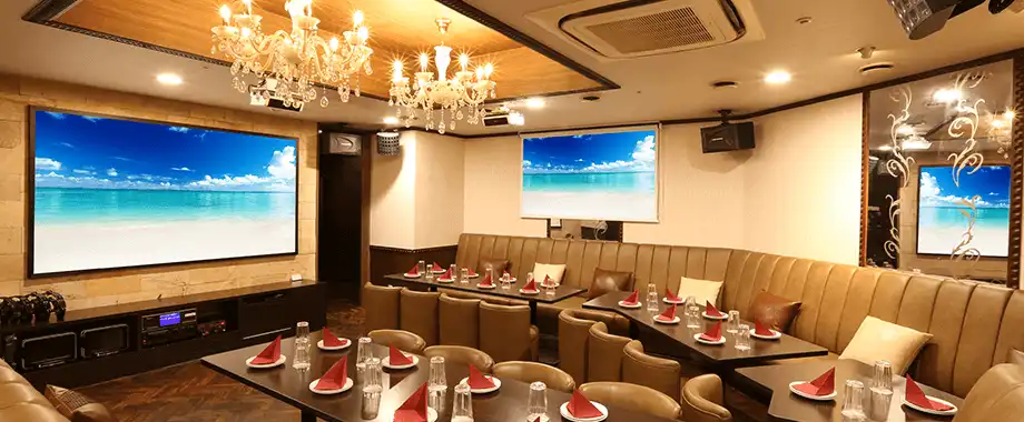 大型スクリーンが2台設置された当店最大のカラオケルーム