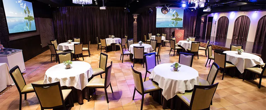 カジュアルでもフォーマルでも対応できるバリ島のリゾートホテルのような会場